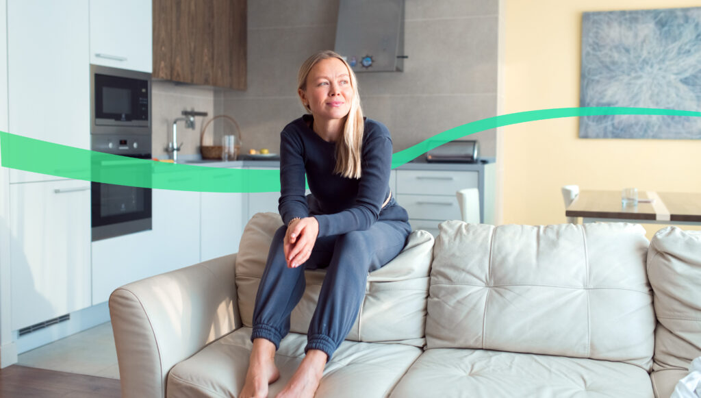 kobieta zadowolona z korzystania z usługi zarządzania najmem