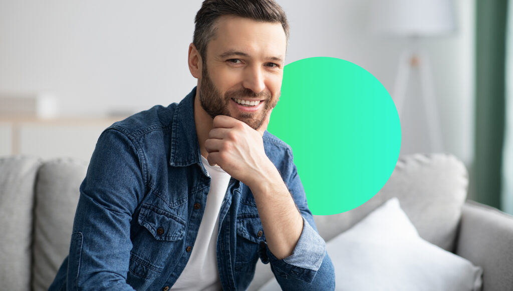 mężczyzna zadowolony po zleceniu wynajmu mieszkania agencji