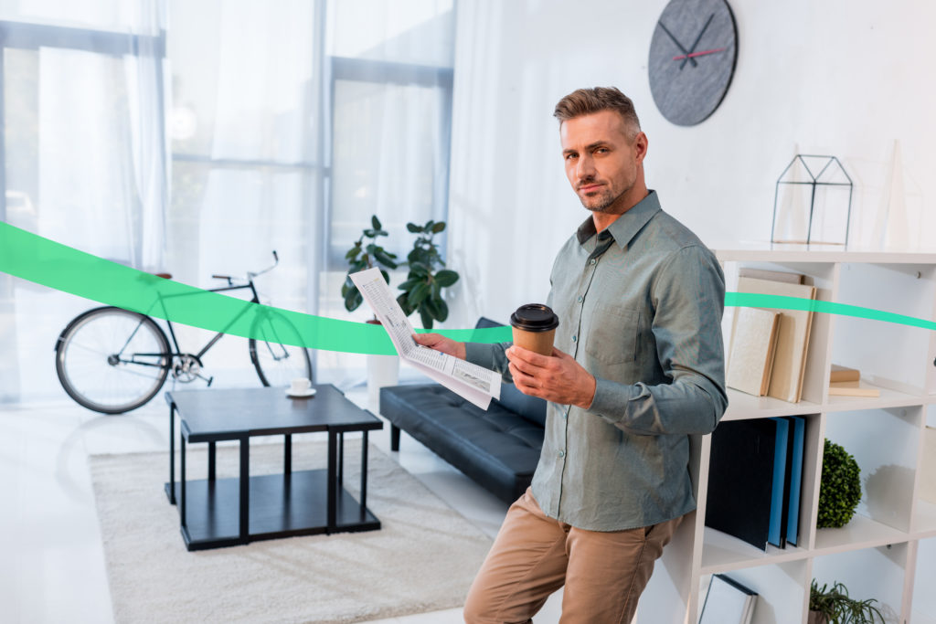 mężczyzna analizujący obowiązki wynajmującego