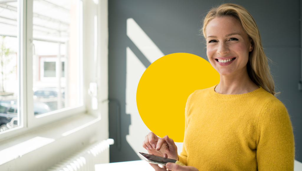 właścicielka mieszkania z telefonem zadowolona z wyceny mieszkania