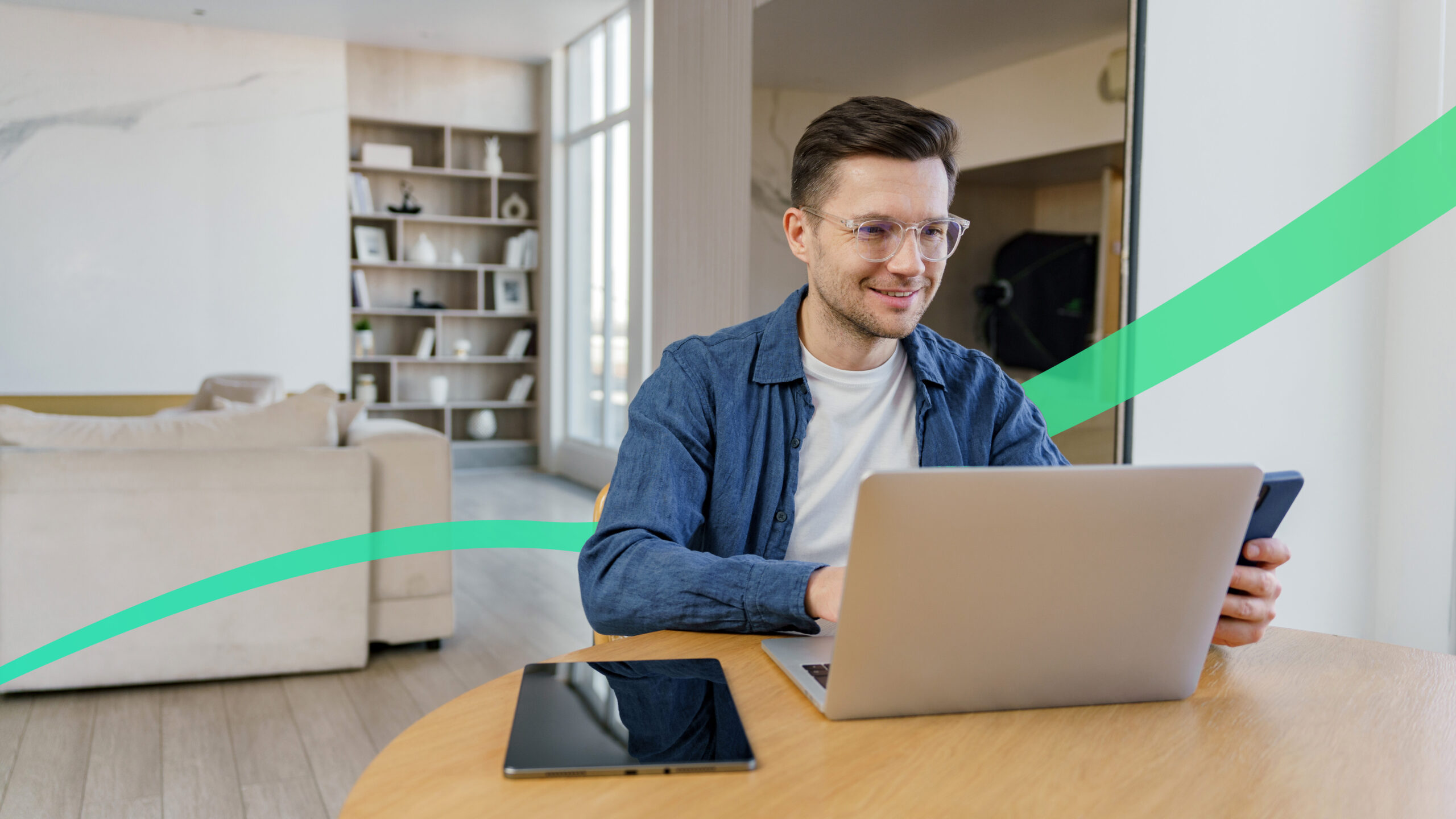 zadowolony mężczyzna szybko wynajmujący mieszkanie przez popularne portale ogłoszeniowe